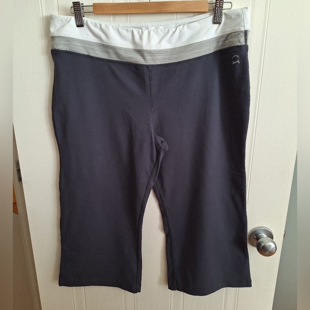 Bali Gray and White Cropped Leggings